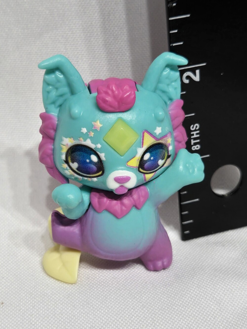 Zinkle, a glow-in-the-dark "Glowling" from Magic Mixies Mixlings Series 3: The C